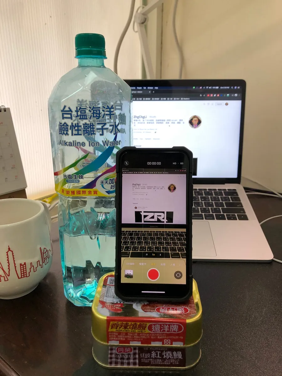 我使用兩個鰻魚罐頭跟一瓶礦泉水當作手機架(如果有立式手機架當然更好!)