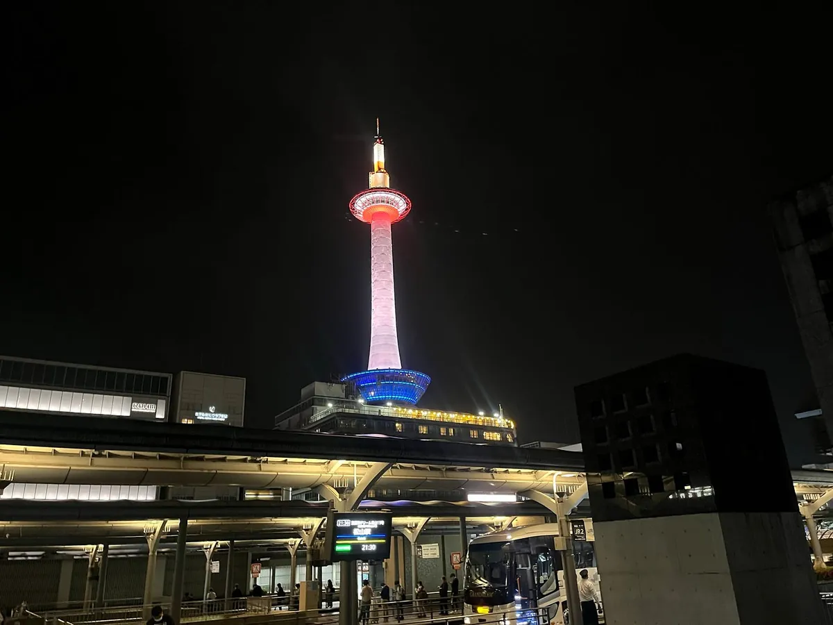 一出车站就看到标志性的京都塔