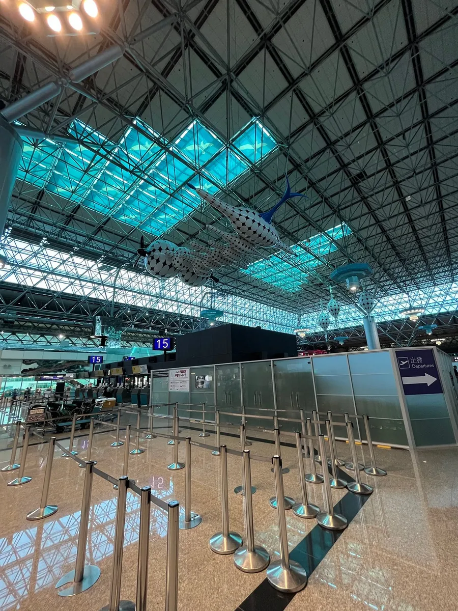 中午没什么人的机场