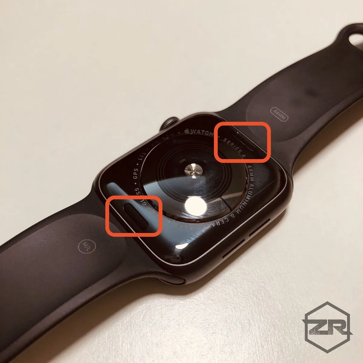 翻到背面用指甲压上下方长方形卡榫后往左或往右推即可!