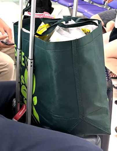 左下 Phutawan普妲旺 室内扩香是昨天在洽图洽买的,但我猜市区的百货公司也有。